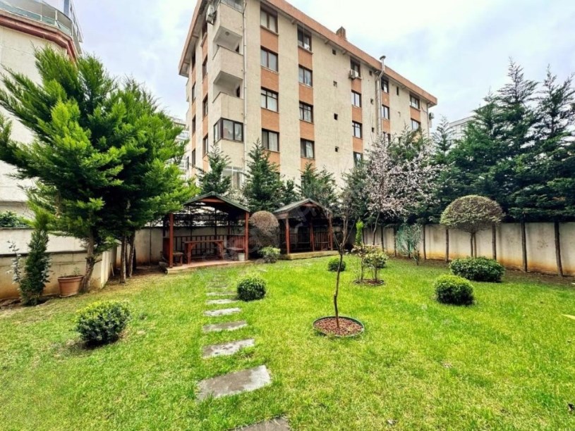 İSTANBUL KADIKÖY AYŞEKADIN MİNİBÜS YOLU ÜZERİNDE GENİŞ SATILIK 3+1 DAİRE