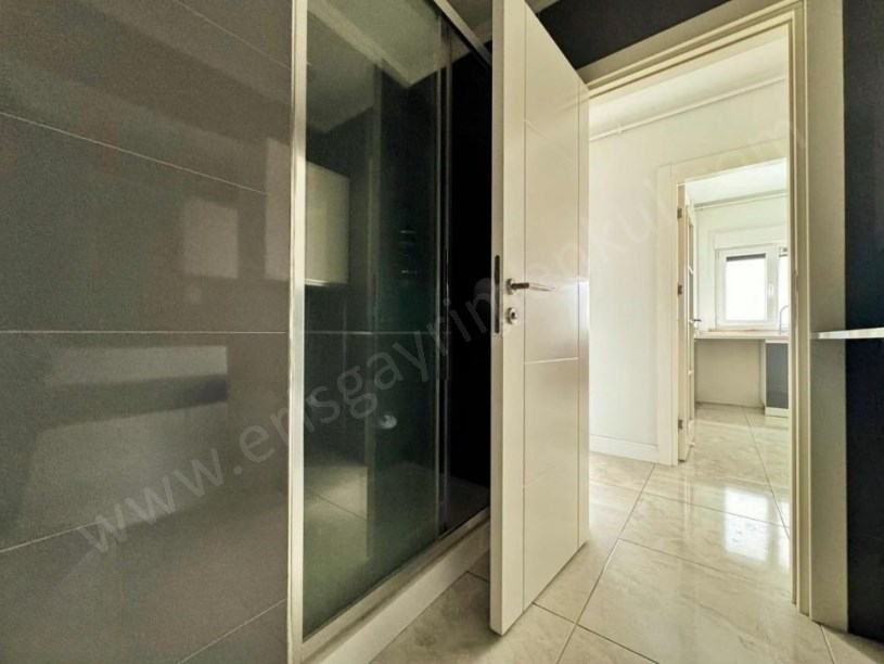 İSTANBUL KADIKÖY AYŞEKADIN MİNİBÜS YOLU ÜZERİNDE GENİŞ SATILIK 3+1 DAİRE