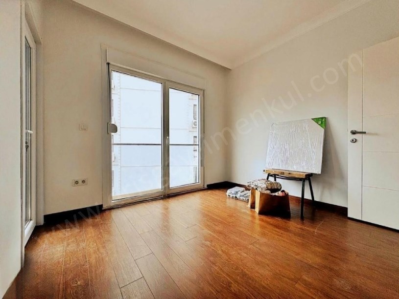 İSTANBUL KADIKÖY AYŞEKADIN MİNİBÜS YOLU ÜZERİNDE GENİŞ SATILIK 3+1 DAİRE