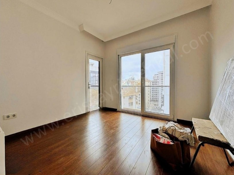 İSTANBUL KADIKÖY AYŞEKADIN MİNİBÜS YOLU ÜZERİNDE GENİŞ SATILIK 3+1 DAİRE