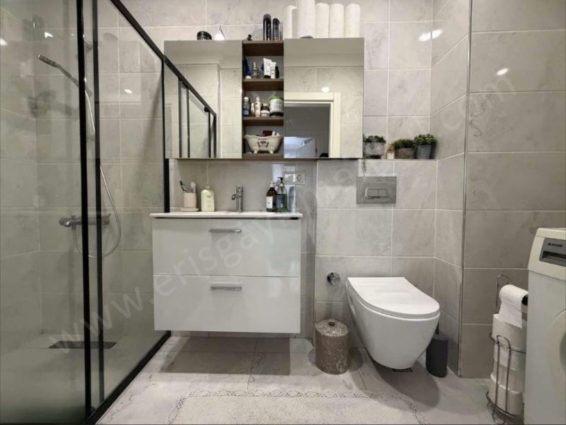 ŞENESENEVLER DE 2 YAŞINDA BALKONLU VE EBEVEYN BANYOLU 3+1 DAİRE KADIKÖY İSTANBUL