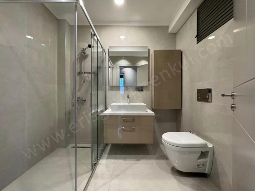 KALAMIŞ  YENİ BİNADA EBEVEYNLİ BALKONLU 105M²NET3+1