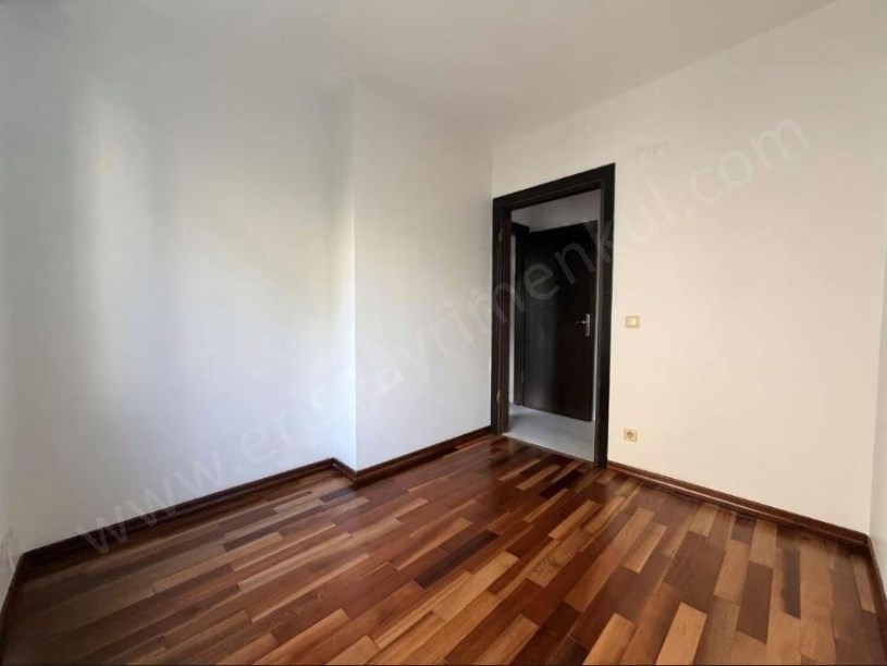 Erenköyde 22 Yıllık Açık  Kapalı Otoparklı Binada Kombili 3+1 105 m2 Net Kadıköy  İstanbul