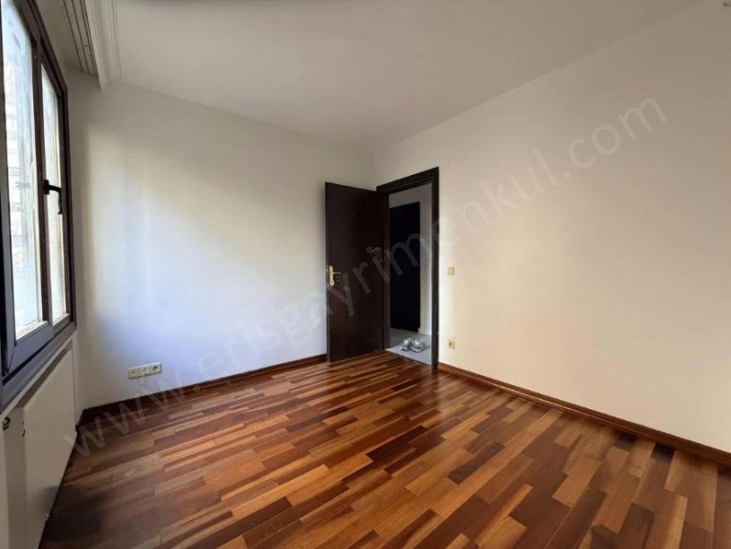 Erenköyde 22 Yıllık Açık  Kapalı Otoparklı Binada Kombili 3+1 105 m2 Net Kadıköy  İstanbul