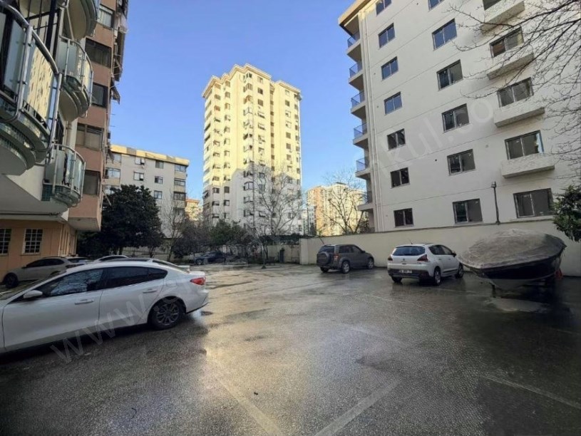Erenköyde 22 Yıllık Açık  Kapalı Otoparklı Binada Kombili 3+1 105 m2 Net Kadıköy  İstanbul