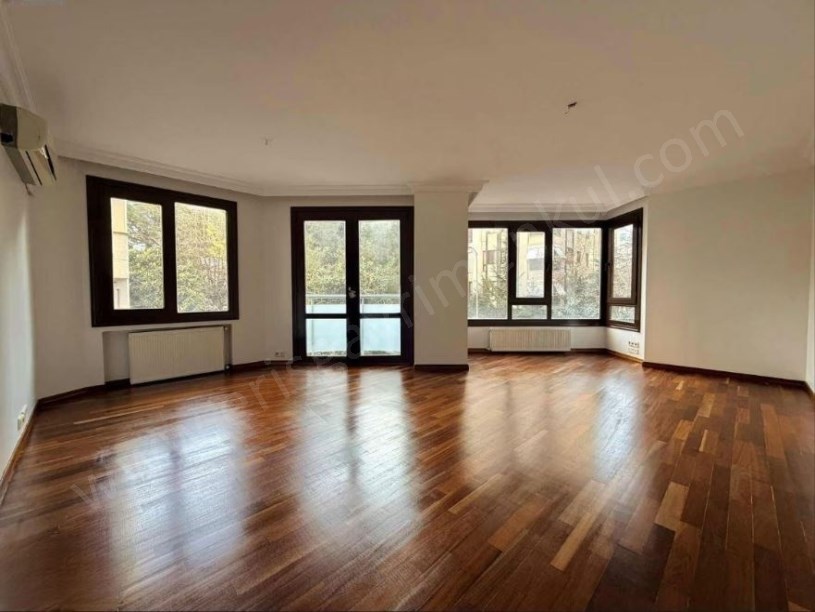 Erenköyde 22 Yıllık Açık  Kapalı Otoparklı Binada Kombili 3+1 105 m2 Net Kadıköy  İstanbul