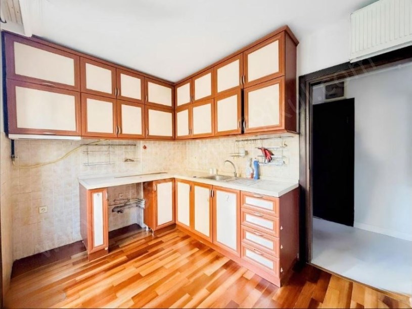 Erenköyde 22 Yıllık Açık  Kapalı Otoparklı Binada Kombili 3+1 105 m2 Net Kadıköy  İstanbul