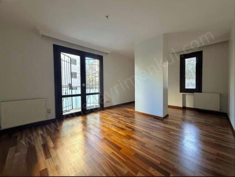 Erenköyde 22 Yıllık Açık  Kapalı Otoparklı Binada Kombili 3+1 105 m2 Net Kadıköy  İstanbul