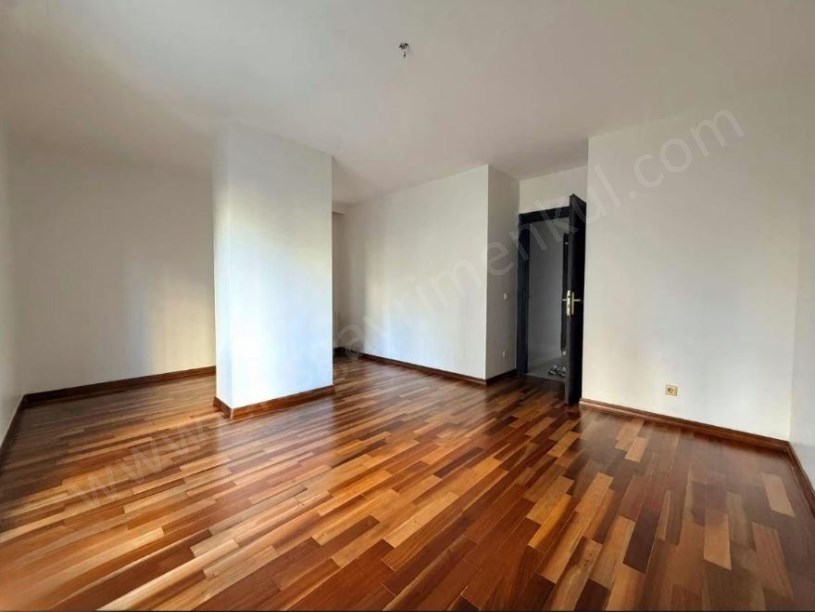 Erenköyde 22 Yıllık Açık  Kapalı Otoparklı Binada Kombili 3+1 105 m2 Net Kadıköy  İstanbul