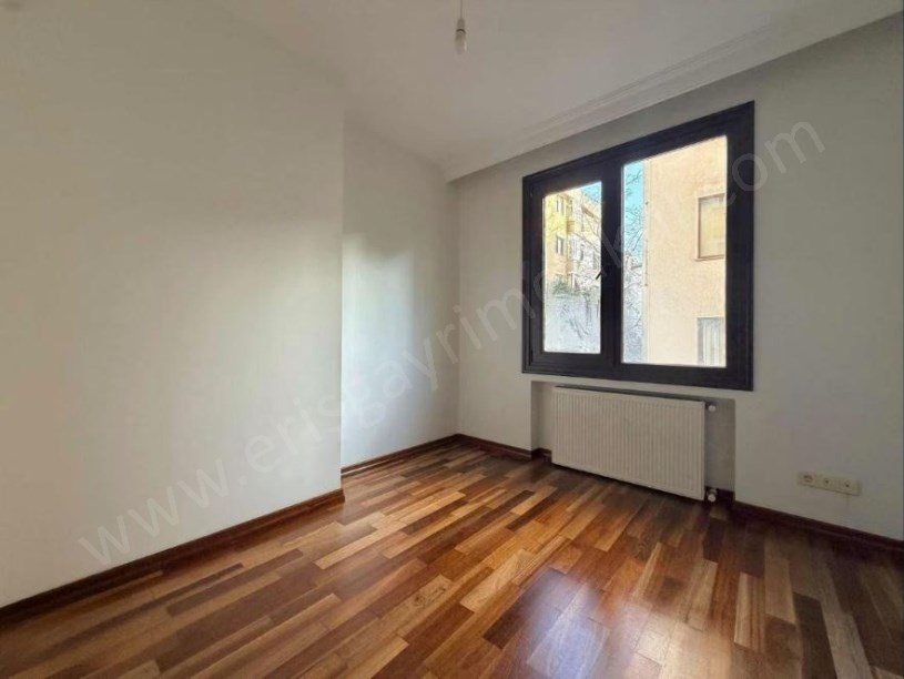 Erenköyde 22 Yıllık Açık  Kapalı Otoparklı Binada Kombili 3+1 105 m2 Net Kadıköy  İstanbul