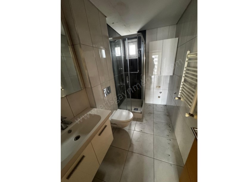 GÖZTEPE DE TREN BAĞDAT ARASI LÜX BİNADA BALKONLU FERAH 80 M2 NET 2+1 DAİRE