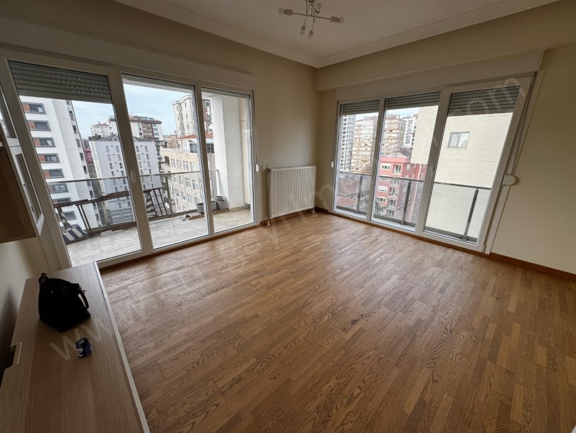 GÖZTEPE DE TREN BAĞDAT ARASI LÜX BİNADA BALKONLU FERAH 80 M2 NET 2+1 DAİRE