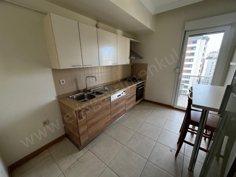 GÖZTEPE DE TREN BAĞDAT ARASI LÜX BİNADA BALKONLU FERAH 80 M2 NET 2+1 DAİRE