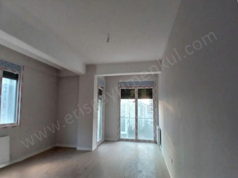 İSTANBUL KADIKÖY DE SIFIR, GÖZTEPE CADDE  ,İSKANLI,METRO ÇIKIŞI