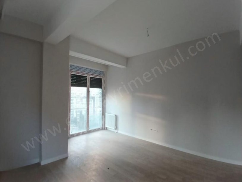 İSTANBUL KADIKÖY DE SIFIR, GÖZTEPE CADDE  ,İSKANLI,METRO ÇIKIŞI