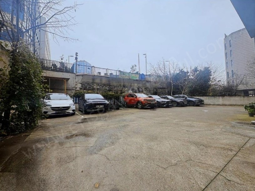 İSTANBUL Kadıköy Kozyatağanda 5.Yıllık Bina Boş 2+1 Balkonlu