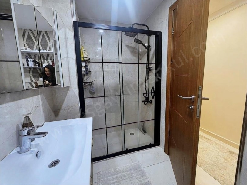 İSTANBUL Kadıköy Kozyatağanda 5.Yıllık Bina Boş 2+1 Balkonlu