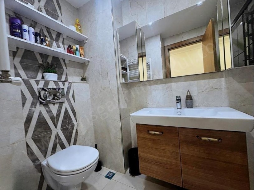 İSTANBUL Kadıköy Kozyatağanda 5.Yıllık Bina Boş 2+1 Balkonlu