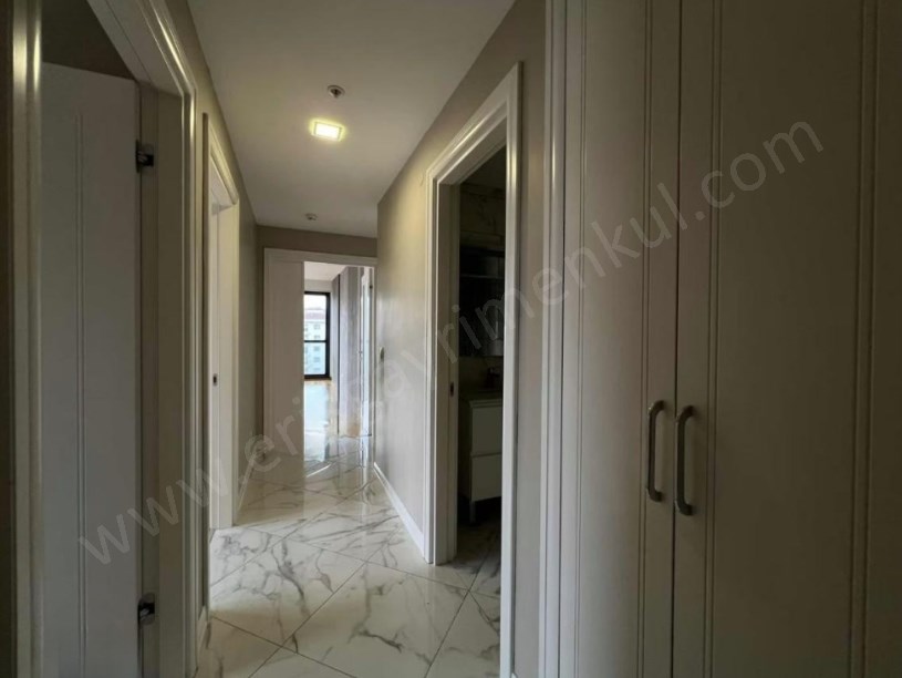 İSTANBUL KADIKÖY Suadiye de  Sitesi içerisinde  ( Boş ) 3+1 Satılık Daire