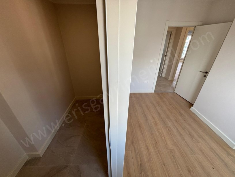 FENERYOLUNDA KATTA TEK 100M2 BALKONLU EBEVEYNLİ 3+1 DAİRE