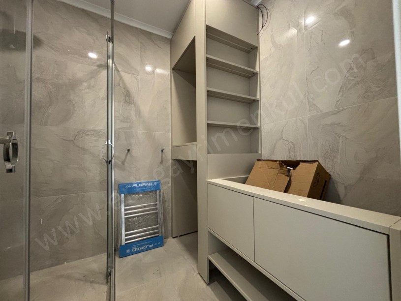 FENERYOLUNDA KATTA TEK 100M2 BALKONLU EBEVEYNLİ 3+1 DAİRE