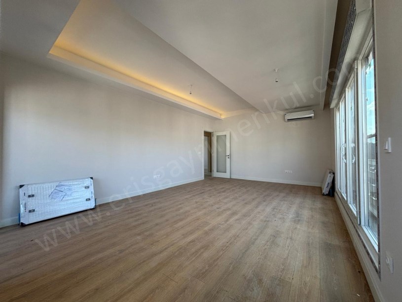 FENERYOLUNDA KATTA TEK 100M2 BALKONLU EBEVEYNLİ 3+1 DAİRE