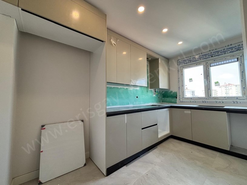 FENERYOLUNDA KATTA TEK 100M2 BALKONLU EBEVEYNLİ 3+1 DAİRE