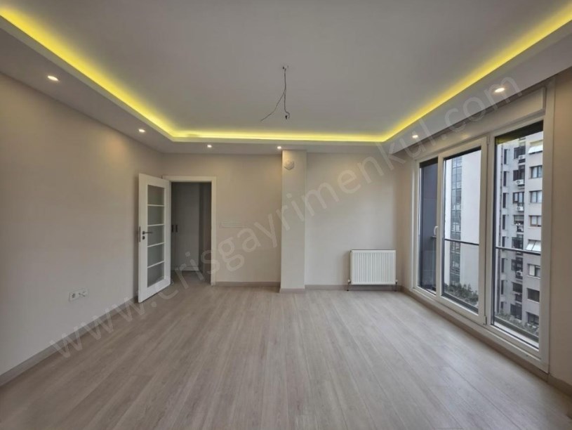 İSTANBUL KADIKÖY SAHRAYI CEDİT MAH.DE GENÇ BİNADA SATILIK 2+1 MANZARALI