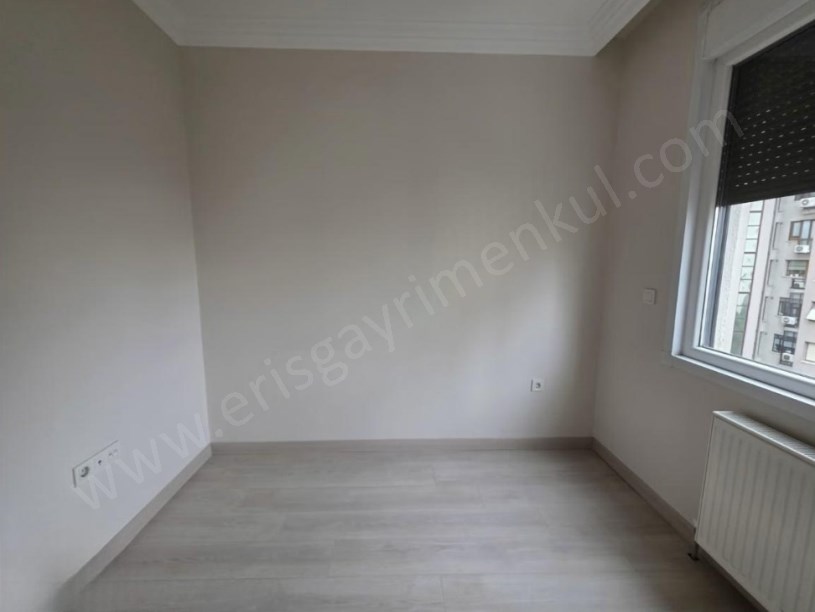 İSTANBUL KADIKÖY SAHRAYI CEDİT MAH.DE GENÇ BİNADA SATILIK 2+1 MANZARALI