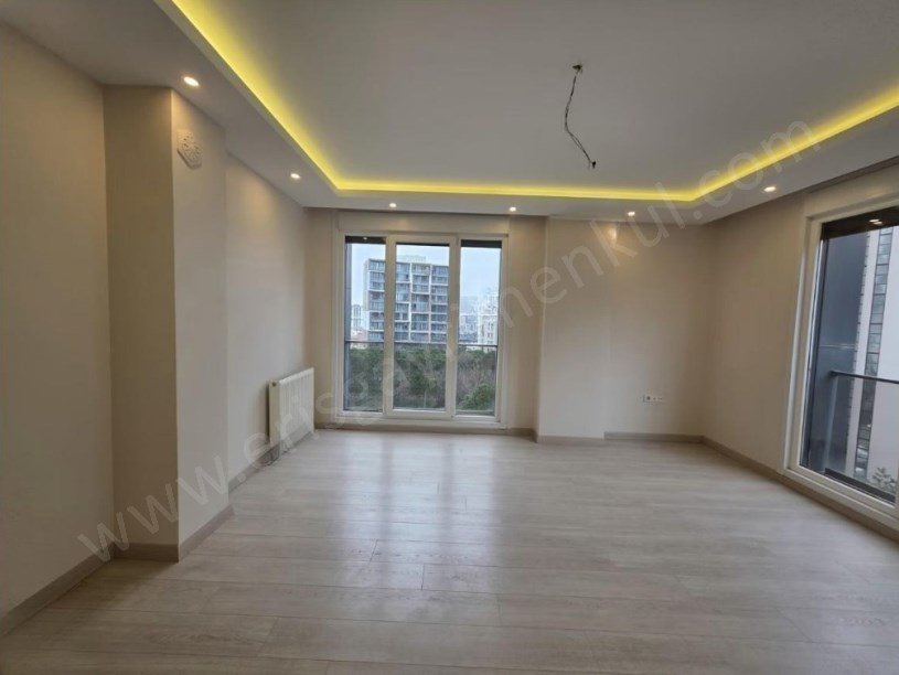 İSTANBUL KADIKÖY SAHRAYI CEDİT MAH.DE GENÇ BİNADA SATILIK 2+1 MANZARALI