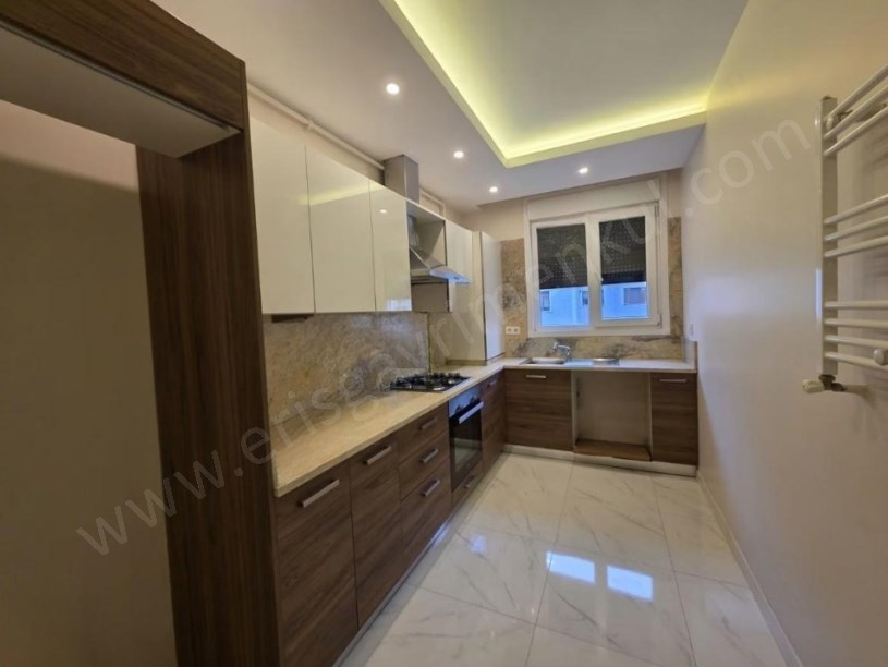 İSTANBUL KADIKÖY SAHRAYI CEDİT MAH.DE GENÇ BİNADA SATILIK 2+1 MANZARALI