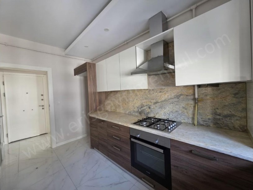 İSTANBUL KADIKÖY SAHRAYI CEDİT MAH.DE GENÇ BİNADA SATILIK 2+1 MANZARALI