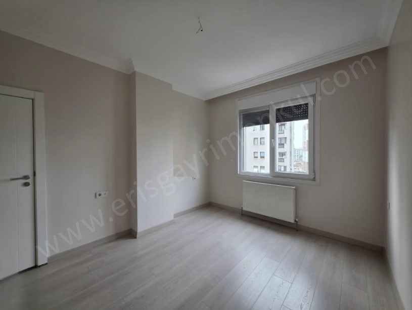 İSTANBUL KADIKÖY SAHRAYI CEDİT MAH.DE GENÇ BİNADA SATILIK 2+1 MANZARALI