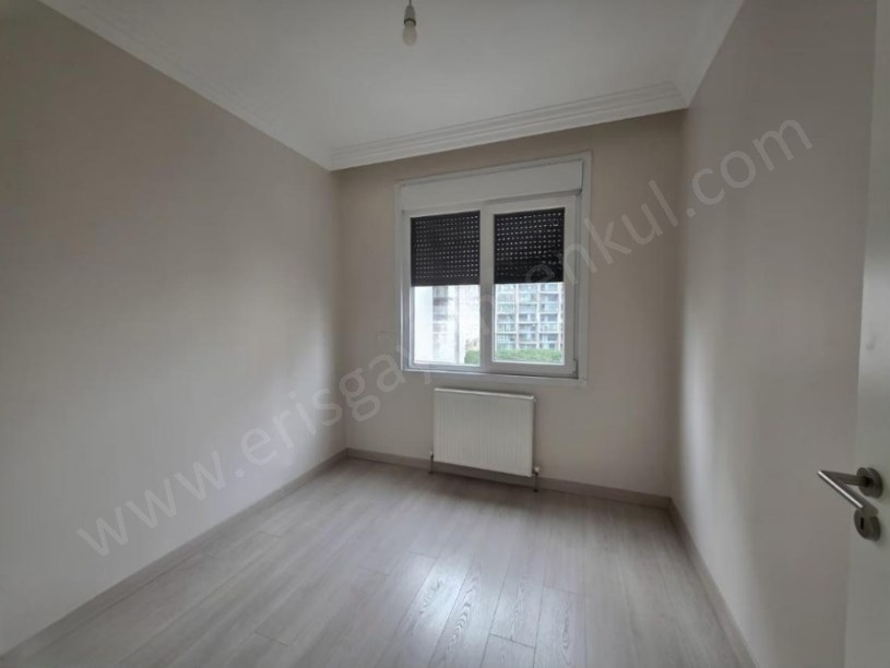 İSTANBUL KADIKÖY SAHRAYI CEDİT MAH.DE GENÇ BİNADA SATILIK 2+1 MANZARALI