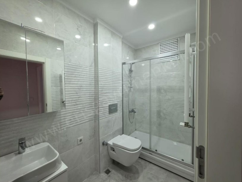 İSTANBUL KADIKÖY SAHRAYI CEDİT MAH.DE GENÇ BİNADA SATILIK 2+1 MANZARALI