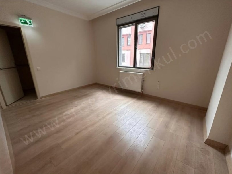 İSTANBUL KADIKÖY Kozyatağı Bayar Caddesinde 2 Yaşında Binada Balkonlu 3+1 Daire