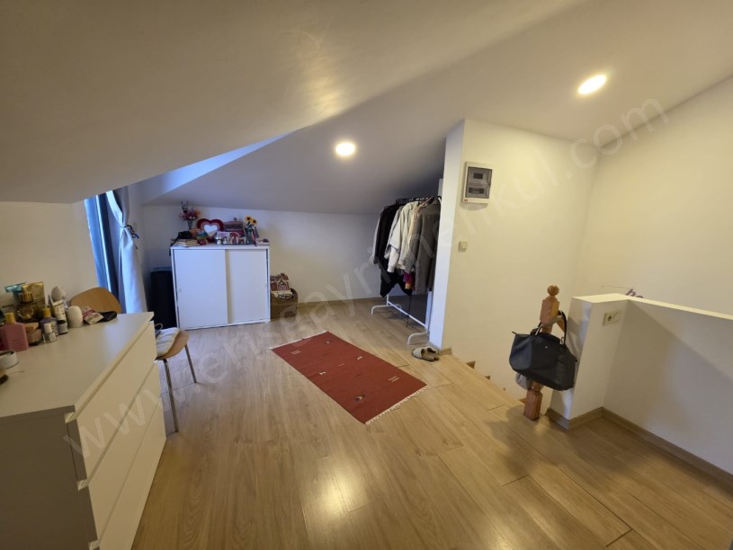 ACIBADEMİN MERKEZİ KONUMUNDA TERASLI DUBLEKS 2+1 ÇİFT BANYOLU