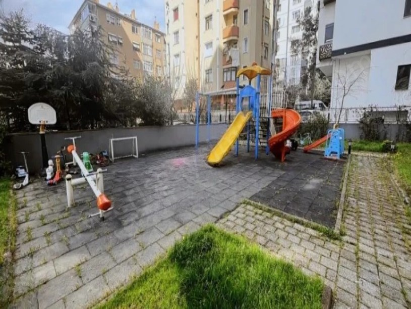 İSTANBUL KADIKÖY SAHRAYI CEDİTDE SATILIK ARA KAT 3+1 DAİRE