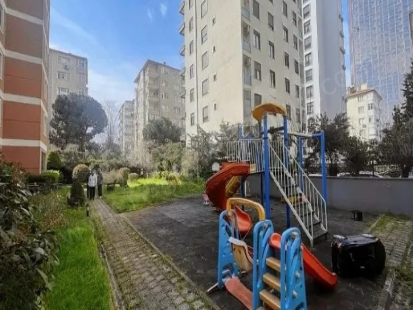 İSTANBUL KADIKÖY SAHRAYI CEDİTDE SATILIK ARA KAT 3+1 DAİRE