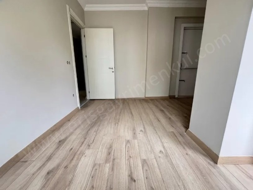 İSTANBUL KADIKÖY SUADİYEDE SATILIK 6 YILLIK İSKANLI BALKONLU TAŞINMAYA HAZIR 2+1