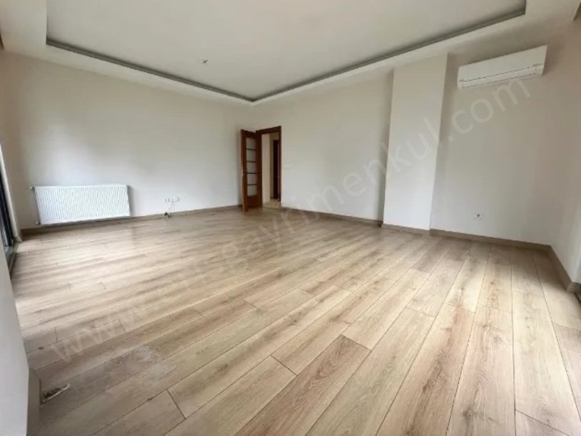 İSTANBUL KADIKÖY SUADİYE  DE 3+1 E.BANYOLU BOŞ SATILIK