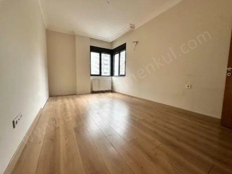 İSTANBUL KADIKÖY SUADİYE  DE 3+1 E.BANYOLU BOŞ SATILIK