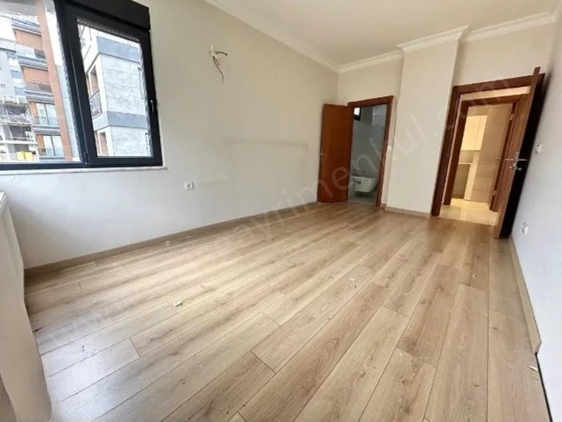 İSTANBUL KADIKÖY SUADİYE  DE 3+1 E.BANYOLU BOŞ SATILIK