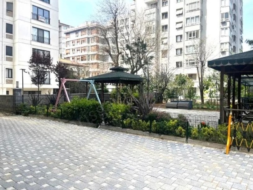 İSTANBUL KADIKÖY 2 YAŞINDA BİNADA GÜVENLİKLİ, OYUN PARKLI 3+1