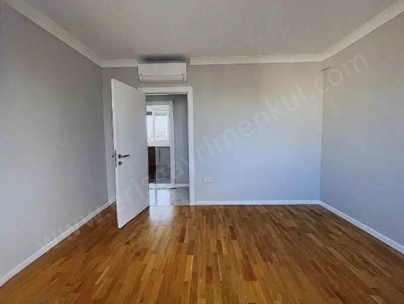 İSTANBUL KADIKÖY CADDEYE YAKIN 3+1 BOŞ DAİRE, TAPU MASRAFI YOKTUR!