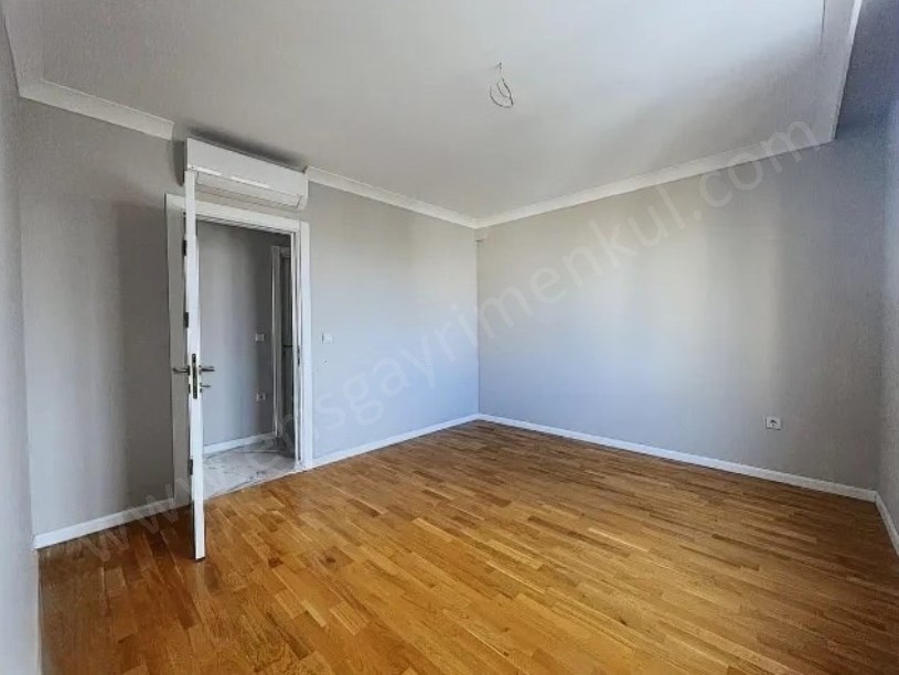 İSTANBUL KADIKÖY CADDEYE YAKIN 3+1 BOŞ DAİRE, TAPU MASRAFI YOKTUR!