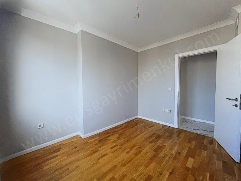 İSTANBUL KADIKÖY CADDEYE YAKIN 3+1 BOŞ DAİRE, TAPU MASRAFI YOKTUR!