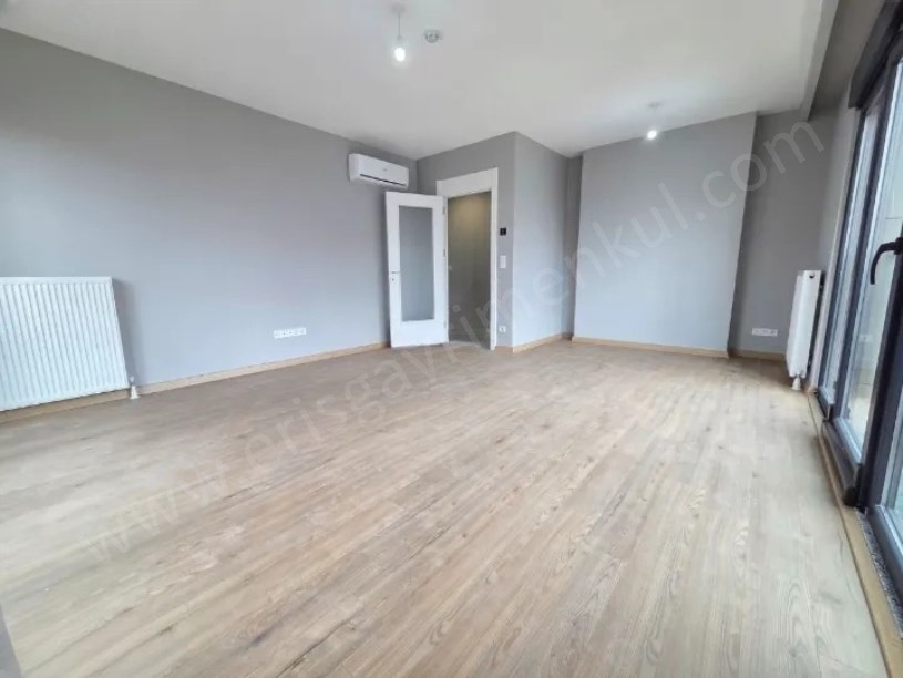 İSTANBUL KADIKÖY Havuzlu, Güvenlikli Sitede, Balkonlu, 2 Banyolu, 75 m² Net 2+1
