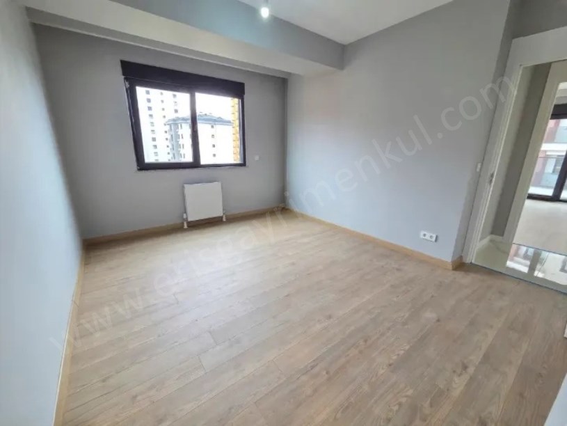 İSTANBUL KADIKÖY Havuzlu, Güvenlikli Sitede, Balkonlu, 2 Banyolu, 75 m² Net 2+1