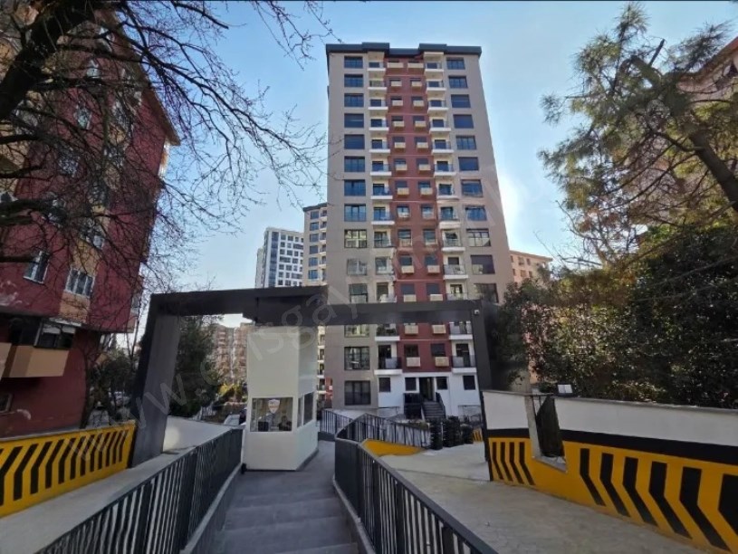 İSTANBUL KADIKÖY Havuzlu, Güvenlikli Sitede, Balkonlu, 2 Banyolu, 75 m² Net 2+1